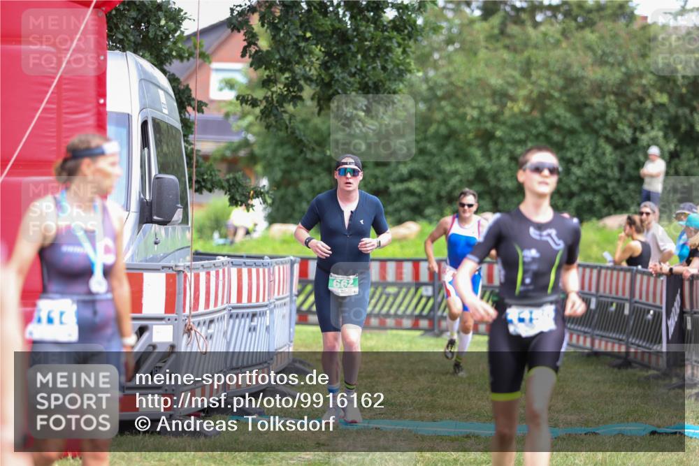21.06.2026 - 29. Vierlanden-Triathlon Andreas Tolksdorf http://msf.ph/oto/9916162 21.06.2026 14:15:26 Ziel 158, 662, 1150 meine-sportfotos.de