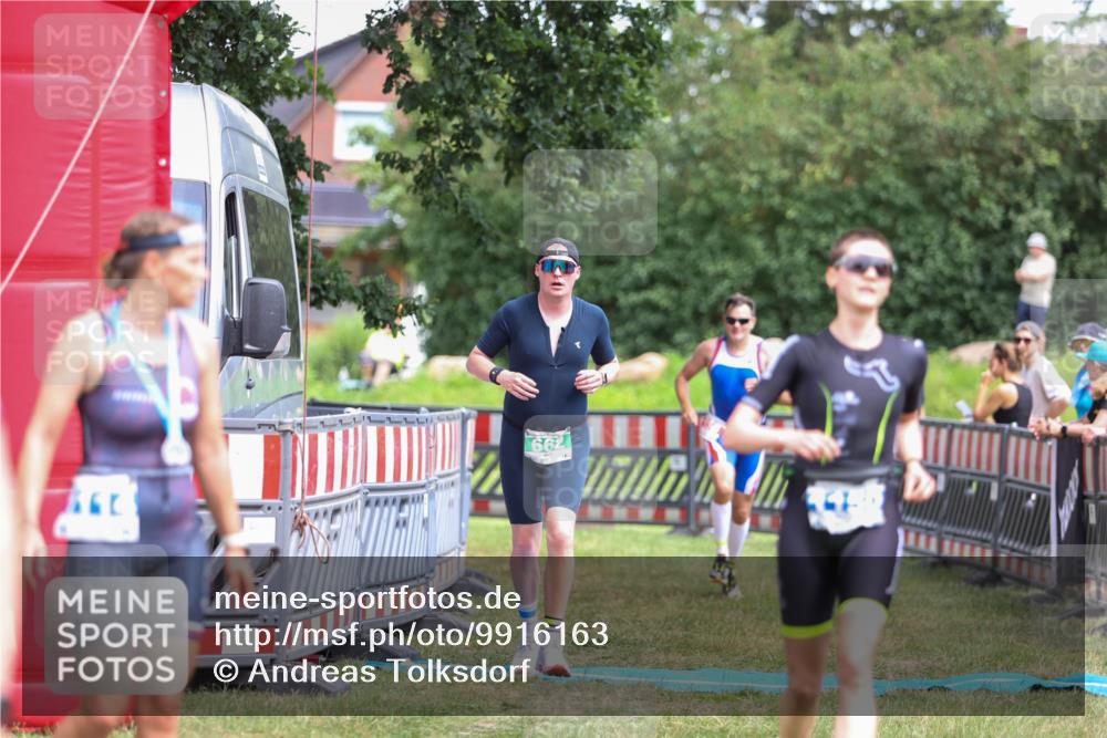 21.06.2026 - 29. Vierlanden-Triathlon Andreas Tolksdorf http://msf.ph/oto/9916163 21.06.2026 14:15:26 Ziel 158, 662, 1150 meine-sportfotos.de