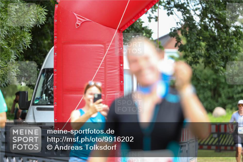 21.06.2026 - 29. Vierlanden-Triathlon Andreas Tolksdorf http://msf.ph/oto/9916202 21.06.2026 14:16:25 Ziel 1147 meine-sportfotos.de