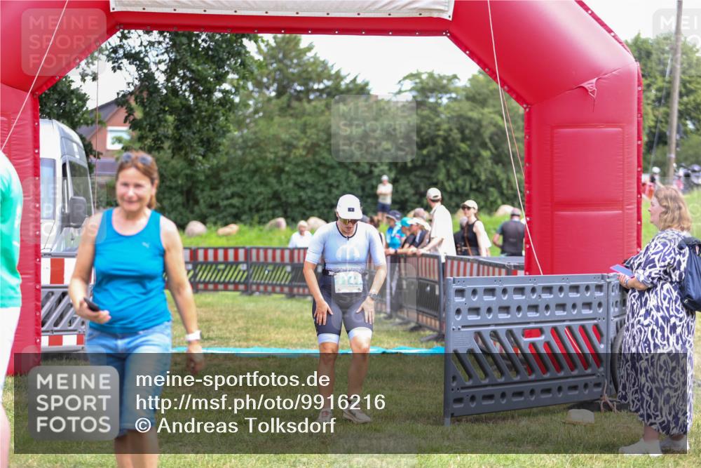 21.06.2026 - 29. Vierlanden-Triathlon Andreas Tolksdorf http://msf.ph/oto/9916216 21.06.2026 14:16:30 Ziel 830, 1144, 1147 meine-sportfotos.de