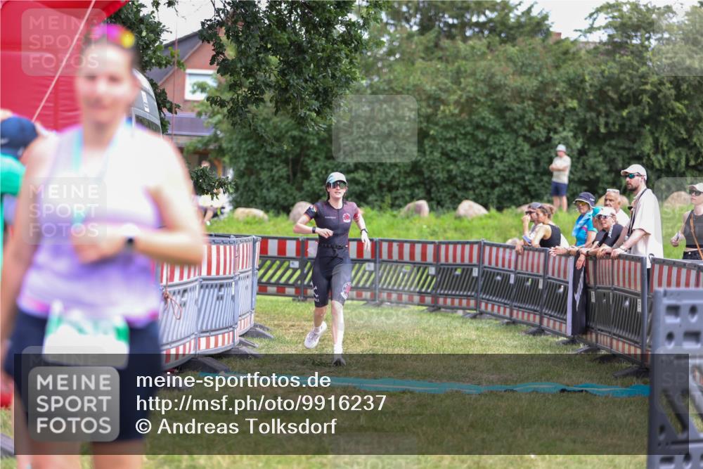 21.06.2026 - 29. Vierlanden-Triathlon Andreas Tolksdorf http://msf.ph/oto/9916237 21.06.2026 14:16:48 Ziel 1111 meine-sportfotos.de