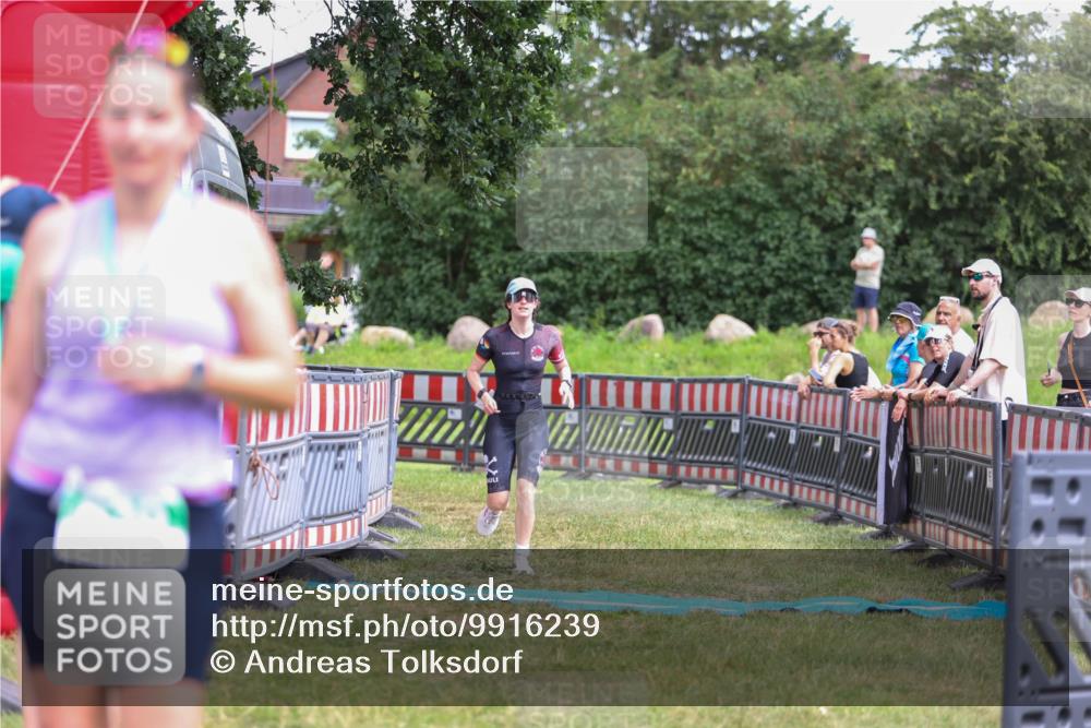 21.06.2026 - 29. Vierlanden-Triathlon Andreas Tolksdorf http://msf.ph/oto/9916239 21.06.2026 14:16:48 Ziel 1111 meine-sportfotos.de
