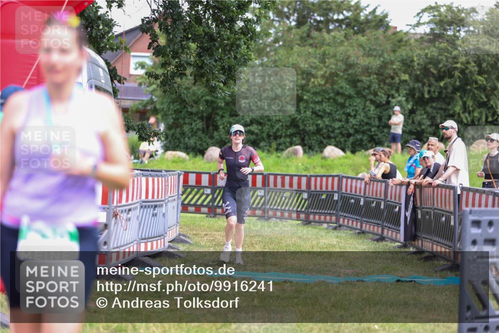 21.06.2026 - 29. Vierlanden-Triathlon Andreas Tolksdorf http://msf.ph/oto/9916241 21.06.2026 14:16:48 Ziel 1111 meine-sportfotos.de