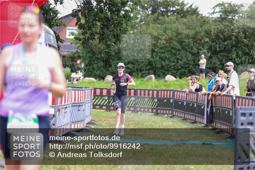 21.06.2026 - 29. Vierlanden-Triathlon Andreas Tolksdorf http://msf.ph/oto/9916242 21.06.2026 14:16:48 Ziel 1111 meine-sportfotos.de