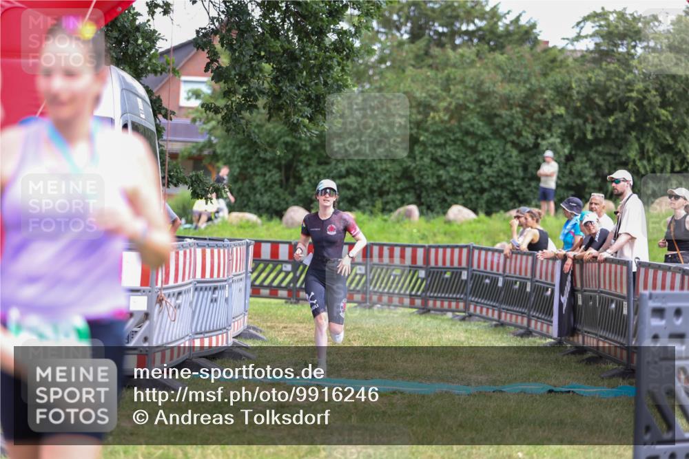 21.06.2026 - 29. Vierlanden-Triathlon Andreas Tolksdorf http://msf.ph/oto/9916246 21.06.2026 14:16:49 Ziel 1111 meine-sportfotos.de