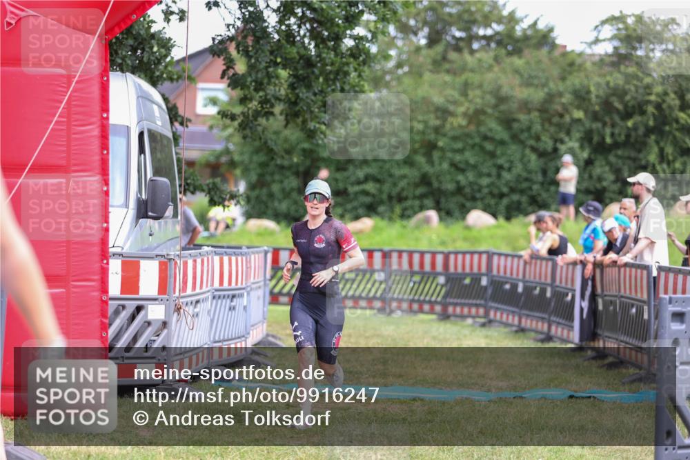 21.06.2026 - 29. Vierlanden-Triathlon Andreas Tolksdorf http://msf.ph/oto/9916247 21.06.2026 14:16:50 Ziel 1111 meine-sportfotos.de