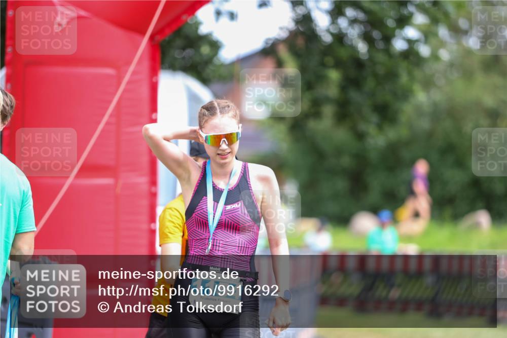 21.06.2026 - 29. Vierlanden-Triathlon Andreas Tolksdorf http://msf.ph/oto/9916292 21.06.2026 14:18:01 Ziel  meine-sportfotos.de