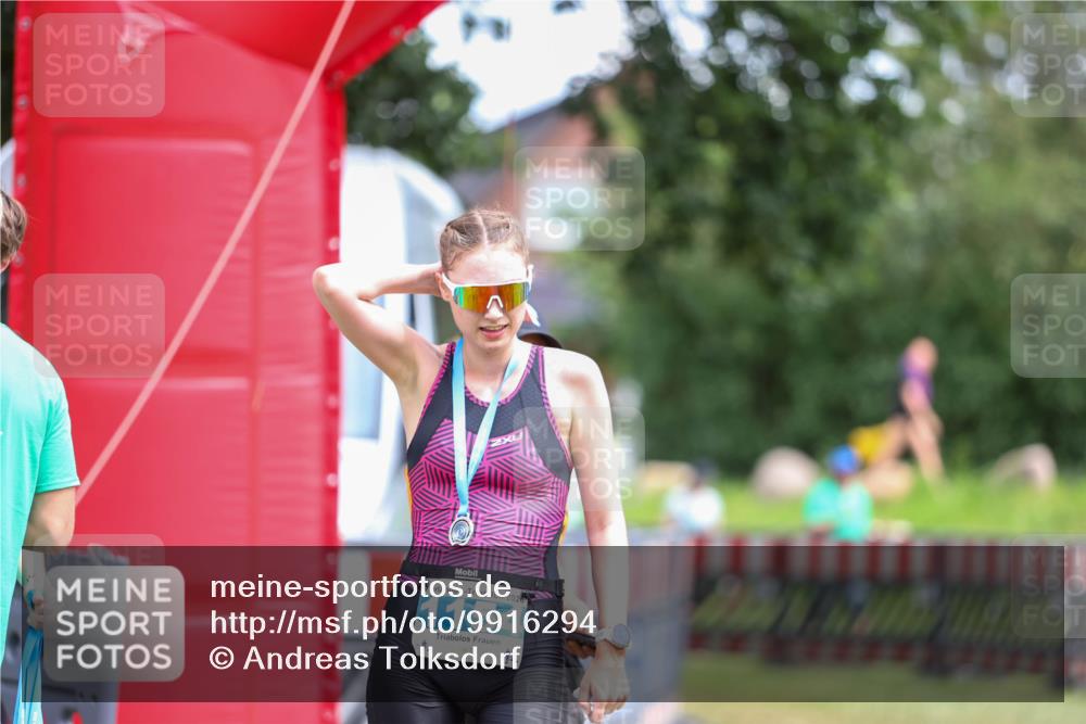 21.06.2026 - 29. Vierlanden-Triathlon Andreas Tolksdorf http://msf.ph/oto/9916294 21.06.2026 14:18:01 Ziel  meine-sportfotos.de