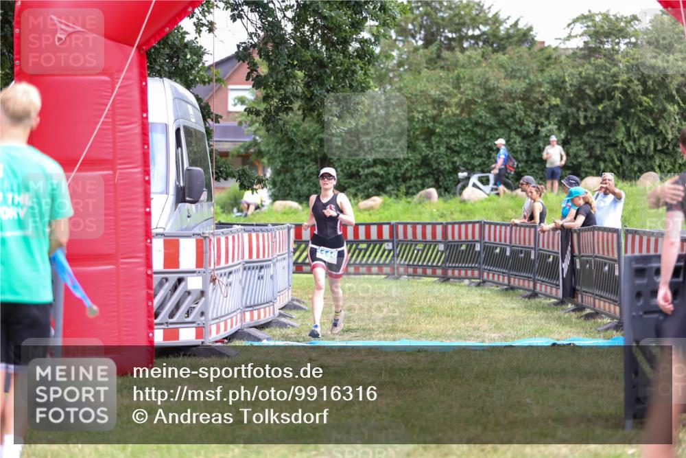 21.06.2026 - 29. Vierlanden-Triathlon Andreas Tolksdorf http://msf.ph/oto/9916316 21.06.2026 14:18:30 Ziel 1110 meine-sportfotos.de