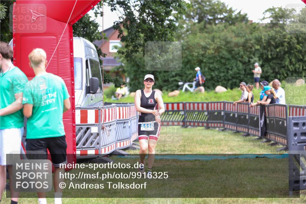 21.06.2026 - 29. Vierlanden-Triathlon Andreas Tolksdorf http://msf.ph/oto/9916325 21.06.2026 14:18:32 Ziel 1110 meine-sportfotos.de