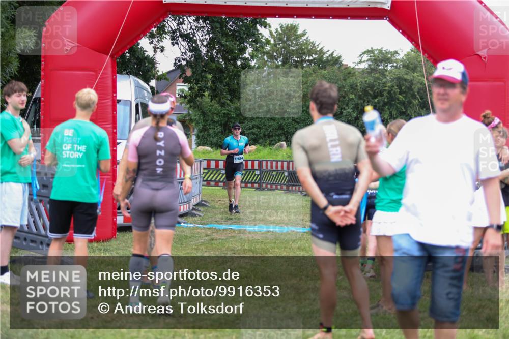21.06.2026 - 29. Vierlanden-Triathlon Andreas Tolksdorf http://msf.ph/oto/9916353 21.06.2026 14:30:21 Ziel 1167, 1184 meine-sportfotos.de