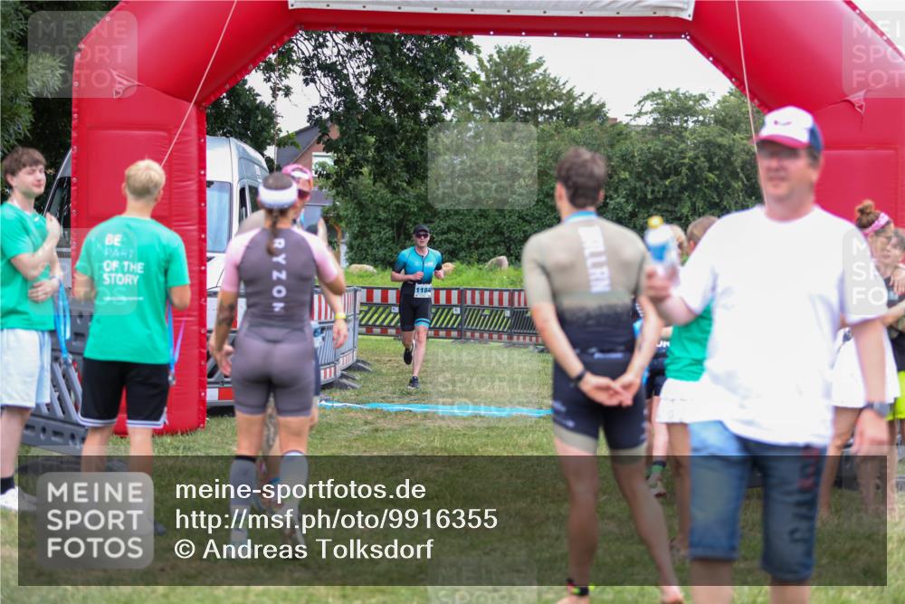 21.06.2026 - 29. Vierlanden-Triathlon Andreas Tolksdorf http://msf.ph/oto/9916355 21.06.2026 14:30:21 Ziel 1167, 1184 meine-sportfotos.de