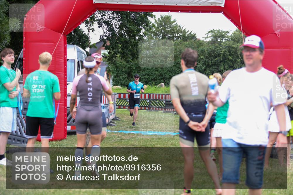 21.06.2026 - 29. Vierlanden-Triathlon Andreas Tolksdorf http://msf.ph/oto/9916356 21.06.2026 14:30:21 Ziel 1167, 1184 meine-sportfotos.de