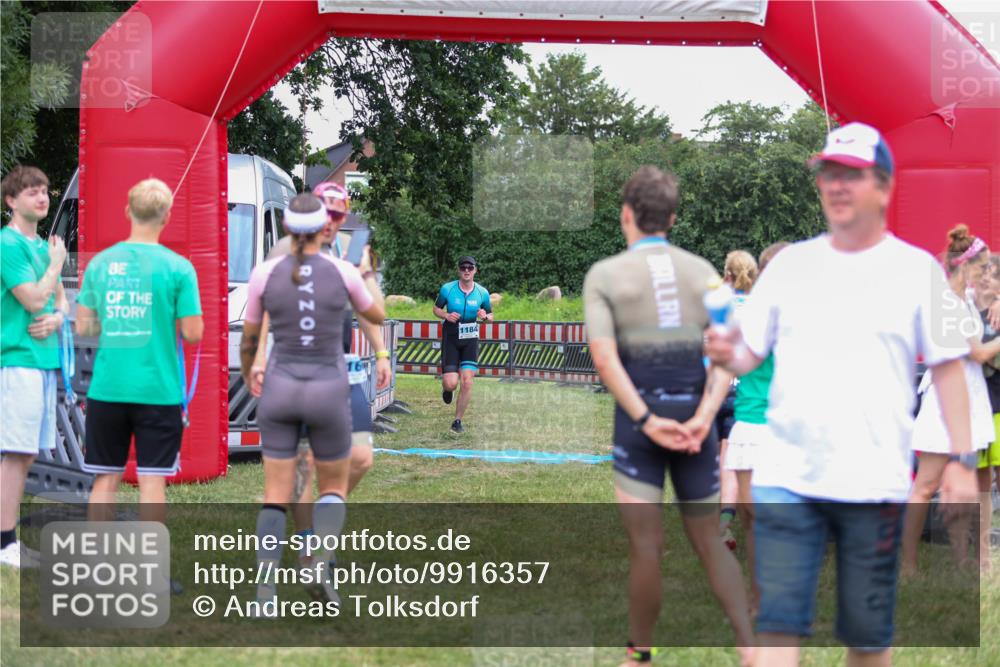 21.06.2026 - 29. Vierlanden-Triathlon Andreas Tolksdorf http://msf.ph/oto/9916357 21.06.2026 14:30:21 Ziel 1167, 1184 meine-sportfotos.de