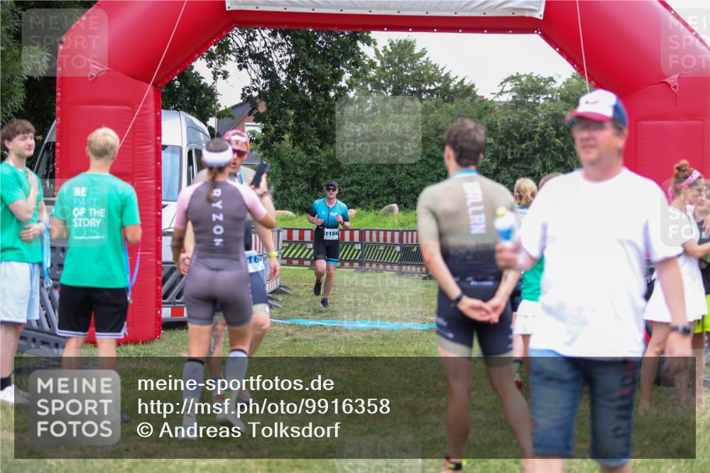 21.06.2026 - 29. Vierlanden-Triathlon Andreas Tolksdorf http://msf.ph/oto/9916358 21.06.2026 14:30:21 Ziel 1167, 1184 meine-sportfotos.de
