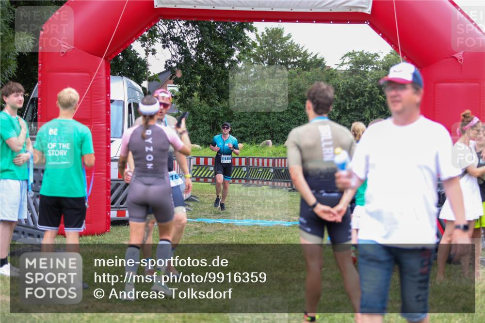 21.06.2026 - 29. Vierlanden-Triathlon Andreas Tolksdorf http://msf.ph/oto/9916359 21.06.2026 14:30:21 Ziel 1167, 1184 meine-sportfotos.de