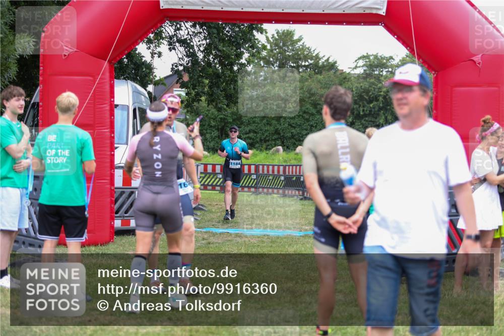 21.06.2026 - 29. Vierlanden-Triathlon Andreas Tolksdorf http://msf.ph/oto/9916360 21.06.2026 14:30:21 Ziel 1167, 1184 meine-sportfotos.de
