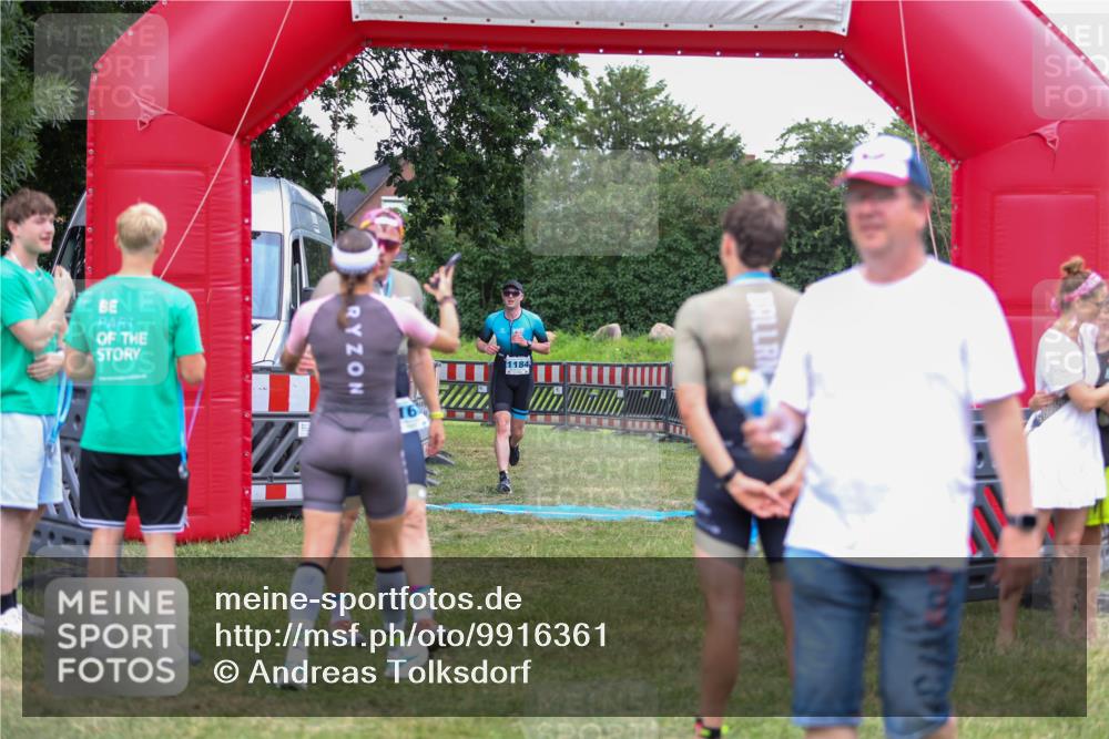 21.06.2026 - 29. Vierlanden-Triathlon Andreas Tolksdorf http://msf.ph/oto/9916361 21.06.2026 14:30:21 Ziel 1167, 1184 meine-sportfotos.de