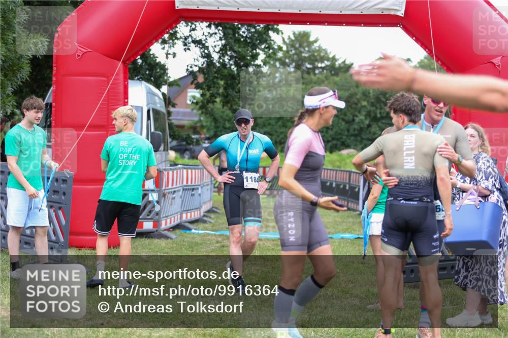 21.06.2026 - 29. Vierlanden-Triathlon Andreas Tolksdorf http://msf.ph/oto/9916364 21.06.2026 14:30:27 Ziel 1137, 1167, 1184 meine-sportfotos.de