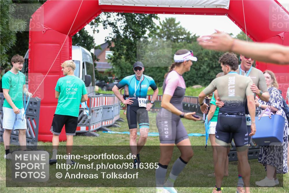 21.06.2026 - 29. Vierlanden-Triathlon Andreas Tolksdorf http://msf.ph/oto/9916365 21.06.2026 14:30:27 Ziel 1137, 1167, 1184 meine-sportfotos.de