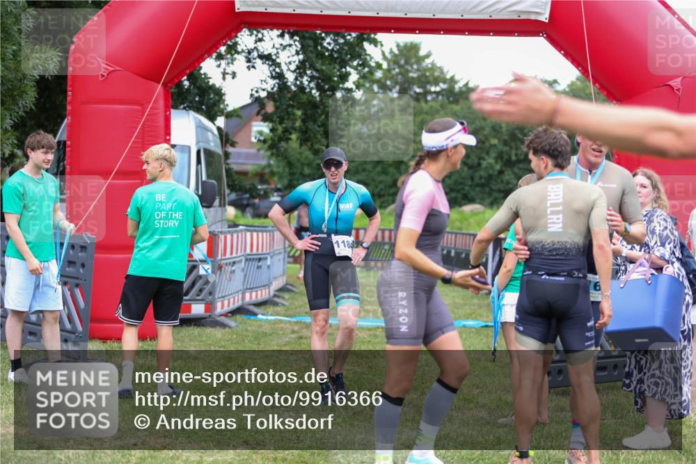 21.06.2026 - 29. Vierlanden-Triathlon Andreas Tolksdorf http://msf.ph/oto/9916366 21.06.2026 14:30:27 Ziel 1137, 1167, 1184 meine-sportfotos.de