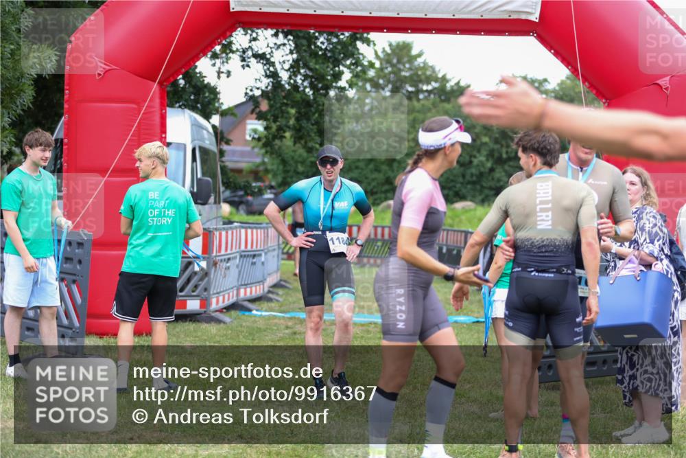 21.06.2026 - 29. Vierlanden-Triathlon Andreas Tolksdorf http://msf.ph/oto/9916367 21.06.2026 14:30:27 Ziel 1137, 1167, 1184 meine-sportfotos.de