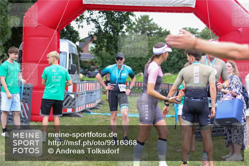 21.06.2026 - 29. Vierlanden-Triathlon Andreas Tolksdorf http://msf.ph/oto/9916368 21.06.2026 14:30:27 Ziel 1137, 1167, 1184 meine-sportfotos.de
