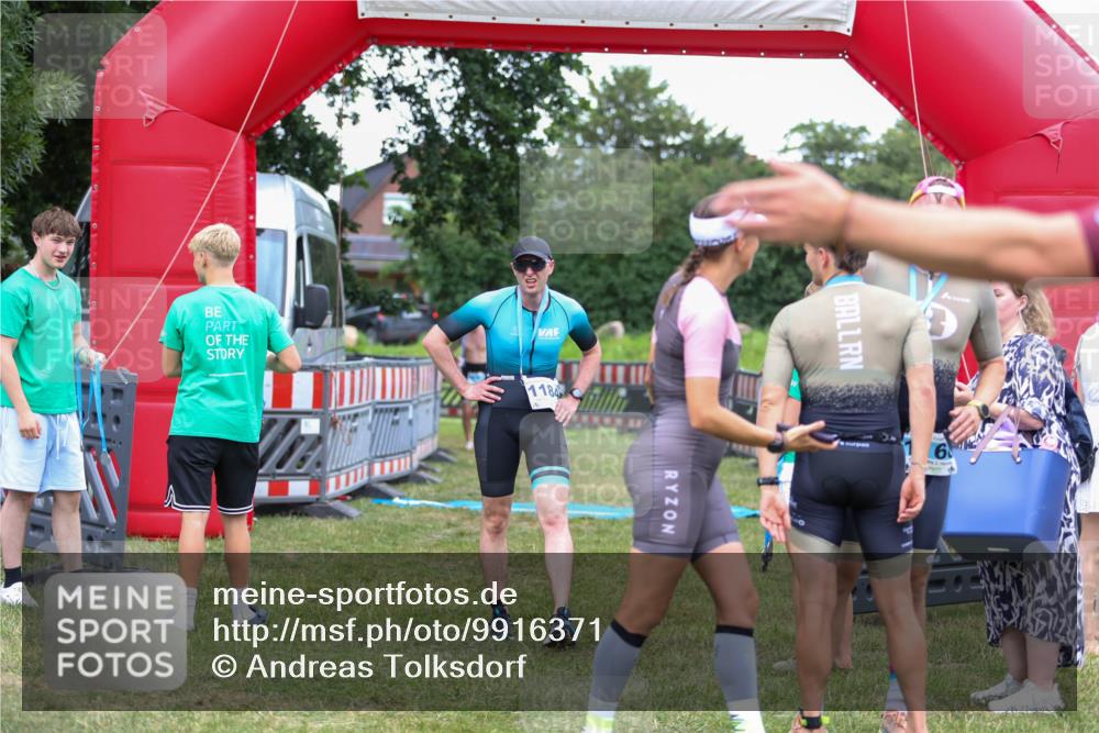 21.06.2026 - 29. Vierlanden-Triathlon Andreas Tolksdorf http://msf.ph/oto/9916371 21.06.2026 14:30:27 Ziel 1137, 1167, 1184 meine-sportfotos.de