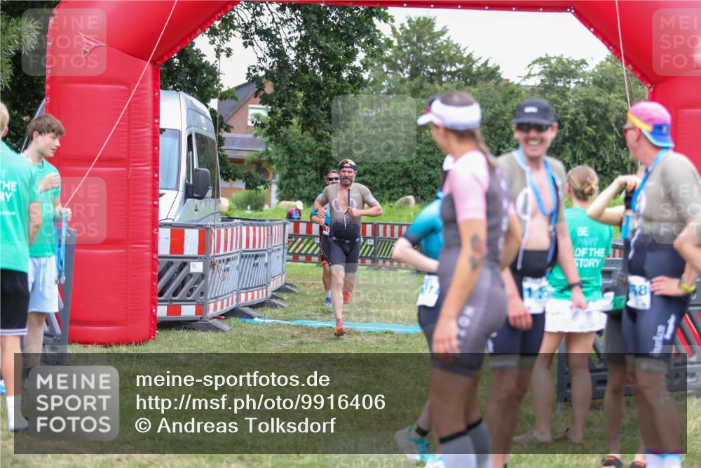 21.06.2026 - 29. Vierlanden-Triathlon Andreas Tolksdorf http://msf.ph/oto/9916406 21.06.2026 14:30:46 Ziel 183, 1172, 1180 meine-sportfotos.de