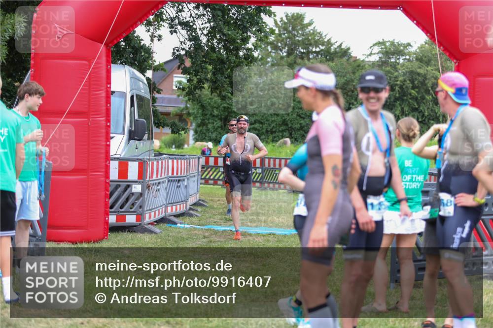 21.06.2026 - 29. Vierlanden-Triathlon Andreas Tolksdorf http://msf.ph/oto/9916407 21.06.2026 14:30:46 Ziel 183, 1172, 1180 meine-sportfotos.de