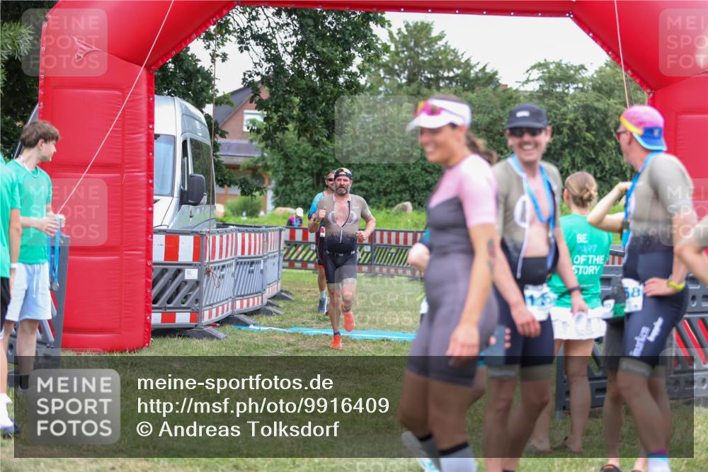 21.06.2026 - 29. Vierlanden-Triathlon Andreas Tolksdorf http://msf.ph/oto/9916409 21.06.2026 14:30:46 Ziel 183, 1172, 1180 meine-sportfotos.de