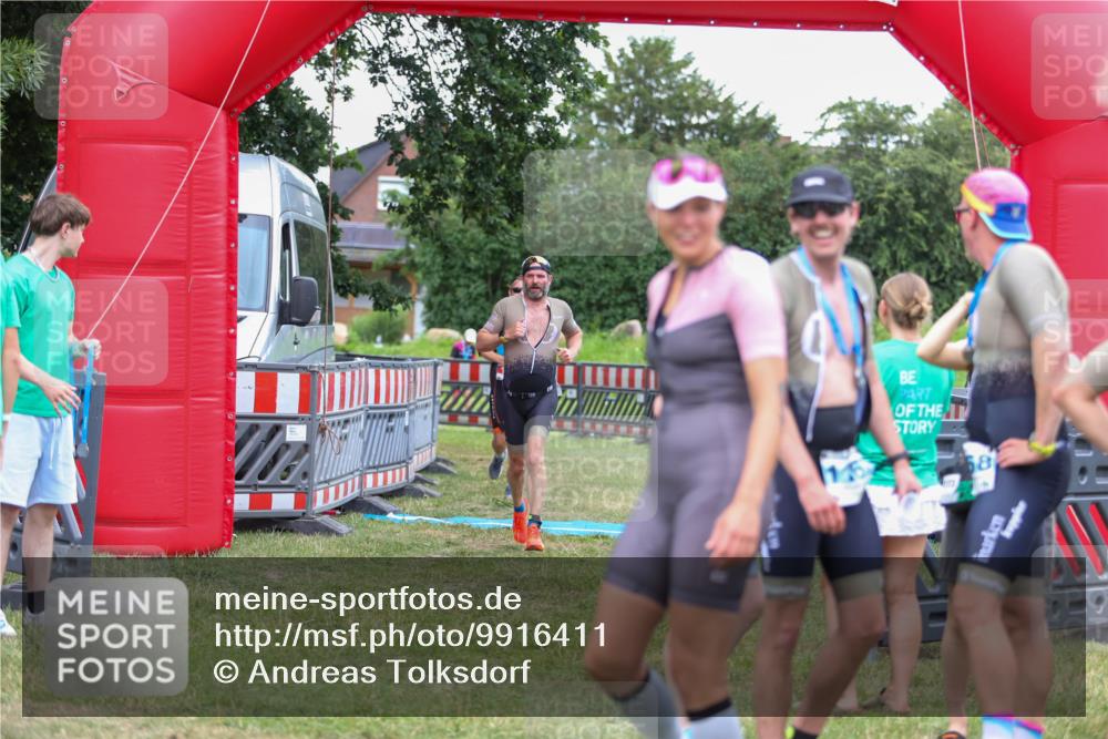 21.06.2026 - 29. Vierlanden-Triathlon Andreas Tolksdorf http://msf.ph/oto/9916411 21.06.2026 14:30:47 Ziel 183, 1172, 1180 meine-sportfotos.de
