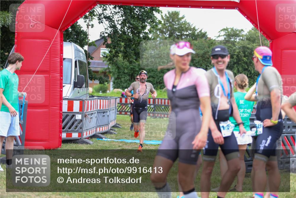 21.06.2026 - 29. Vierlanden-Triathlon Andreas Tolksdorf http://msf.ph/oto/9916413 21.06.2026 14:30:47 Ziel 183, 1172, 1180 meine-sportfotos.de