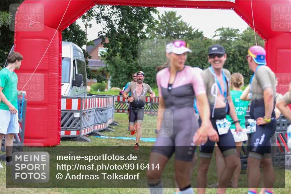 21.06.2026 - 29. Vierlanden-Triathlon Andreas Tolksdorf http://msf.ph/oto/9916414 21.06.2026 14:30:47 Ziel 183, 1172, 1180 meine-sportfotos.de