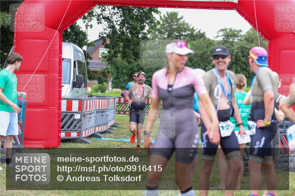 21.06.2026 - 29. Vierlanden-Triathlon Andreas Tolksdorf http://msf.ph/oto/9916415 21.06.2026 14:30:47 Ziel 183, 1172, 1180 meine-sportfotos.de