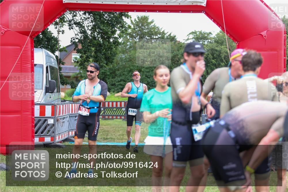 21.06.2026 - 29. Vierlanden-Triathlon Andreas Tolksdorf http://msf.ph/oto/9916424 21.06.2026 14:30:54 Ziel 1180 meine-sportfotos.de