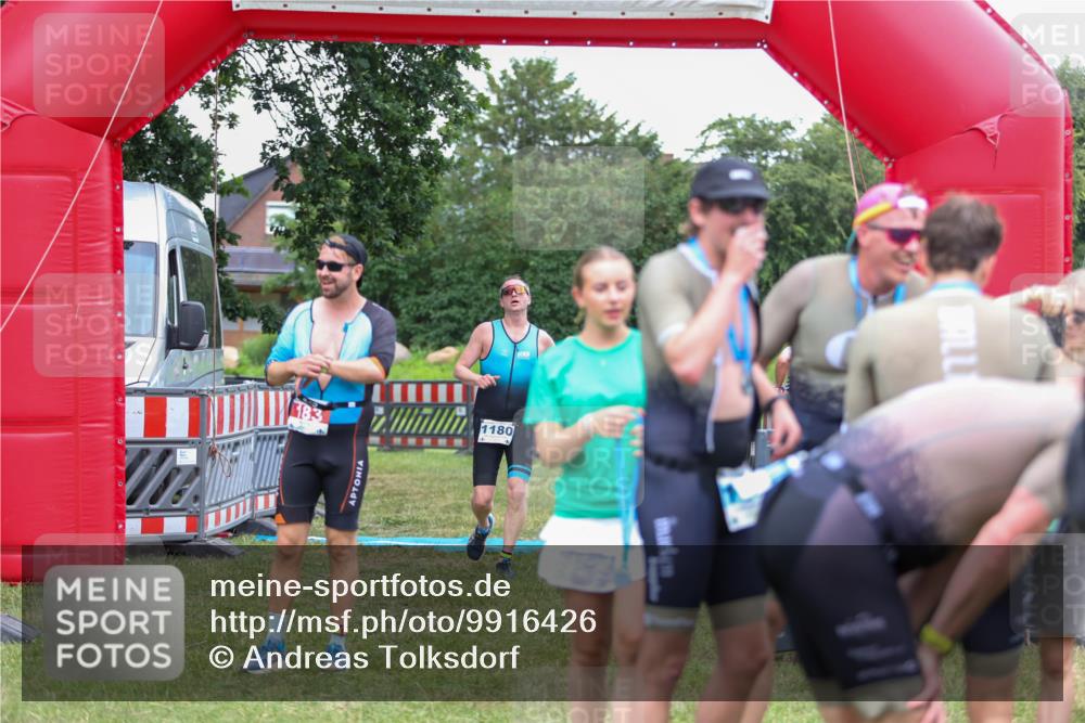 21.06.2026 - 29. Vierlanden-Triathlon Andreas Tolksdorf http://msf.ph/oto/9916426 21.06.2026 14:30:54 Ziel 1180 meine-sportfotos.de