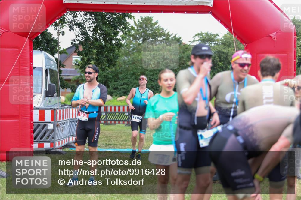 21.06.2026 - 29. Vierlanden-Triathlon Andreas Tolksdorf http://msf.ph/oto/9916428 21.06.2026 14:30:54 Ziel 1180 meine-sportfotos.de