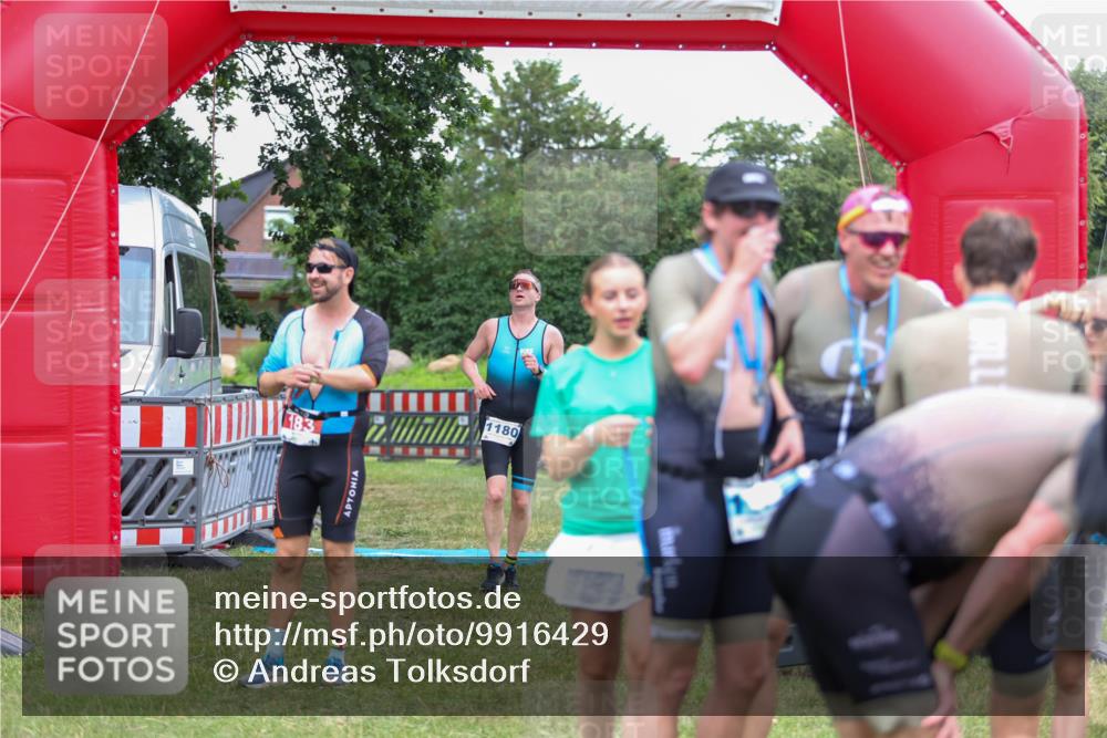 21.06.2026 - 29. Vierlanden-Triathlon Andreas Tolksdorf http://msf.ph/oto/9916429 21.06.2026 14:30:54 Ziel 1180 meine-sportfotos.de
