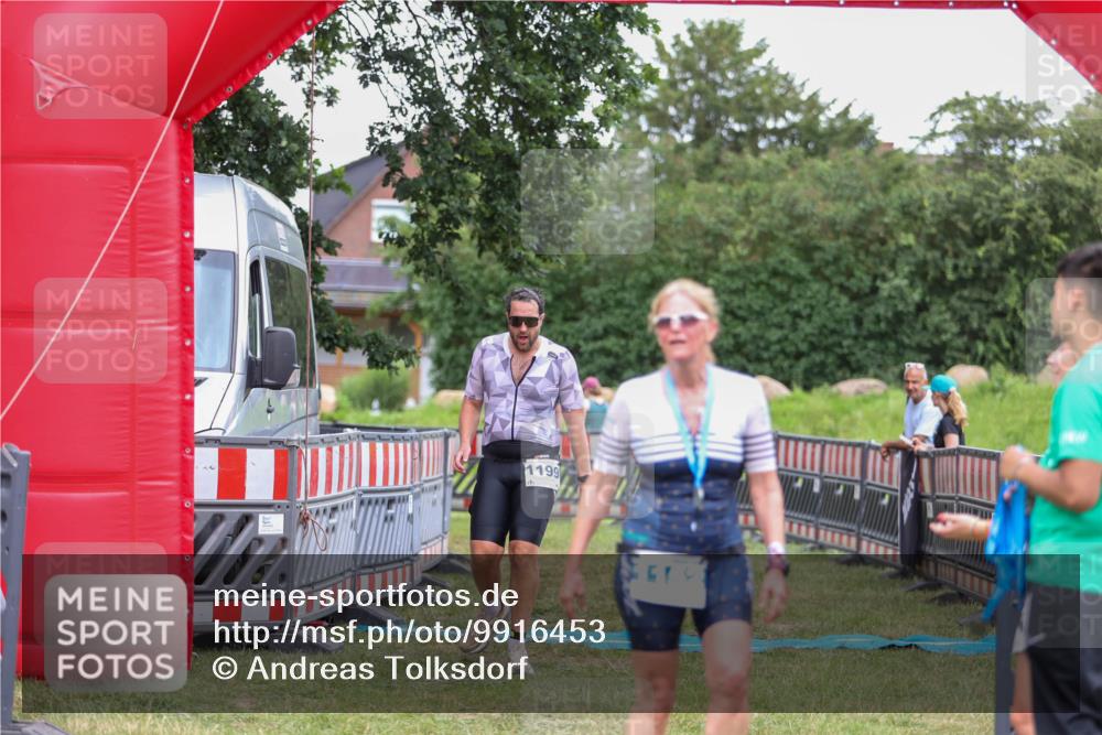 21.06.2026 - 29. Vierlanden-Triathlon Andreas Tolksdorf http://msf.ph/oto/9916453 21.06.2026 14:31:39 Ziel 1125, 1199, 1200 meine-sportfotos.de