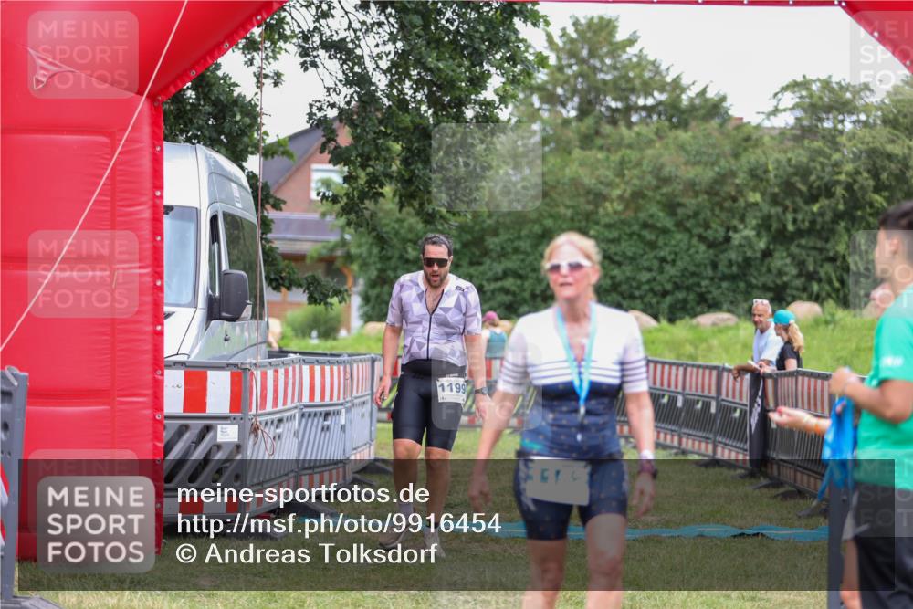 21.06.2026 - 29. Vierlanden-Triathlon Andreas Tolksdorf http://msf.ph/oto/9916454 21.06.2026 14:31:39 Ziel 1125, 1199, 1200 meine-sportfotos.de