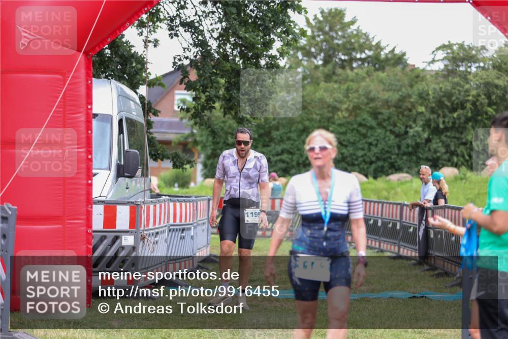 21.06.2026 - 29. Vierlanden-Triathlon Andreas Tolksdorf http://msf.ph/oto/9916455 21.06.2026 14:31:39 Ziel 1125, 1199, 1200 meine-sportfotos.de