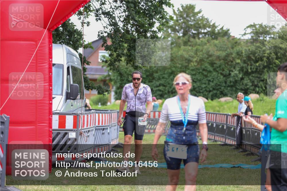 21.06.2026 - 29. Vierlanden-Triathlon Andreas Tolksdorf http://msf.ph/oto/9916456 21.06.2026 14:31:39 Ziel 1125, 1199, 1200 meine-sportfotos.de