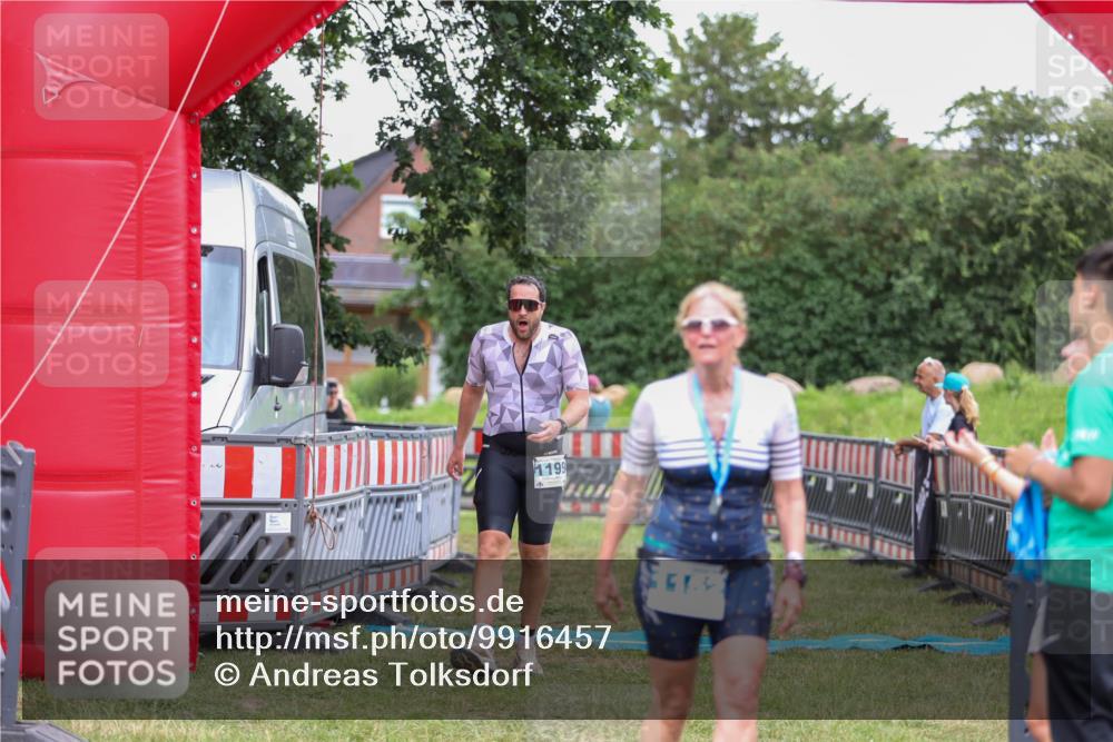 21.06.2026 - 29. Vierlanden-Triathlon Andreas Tolksdorf http://msf.ph/oto/9916457 21.06.2026 14:31:39 Ziel 1125, 1199, 1200 meine-sportfotos.de