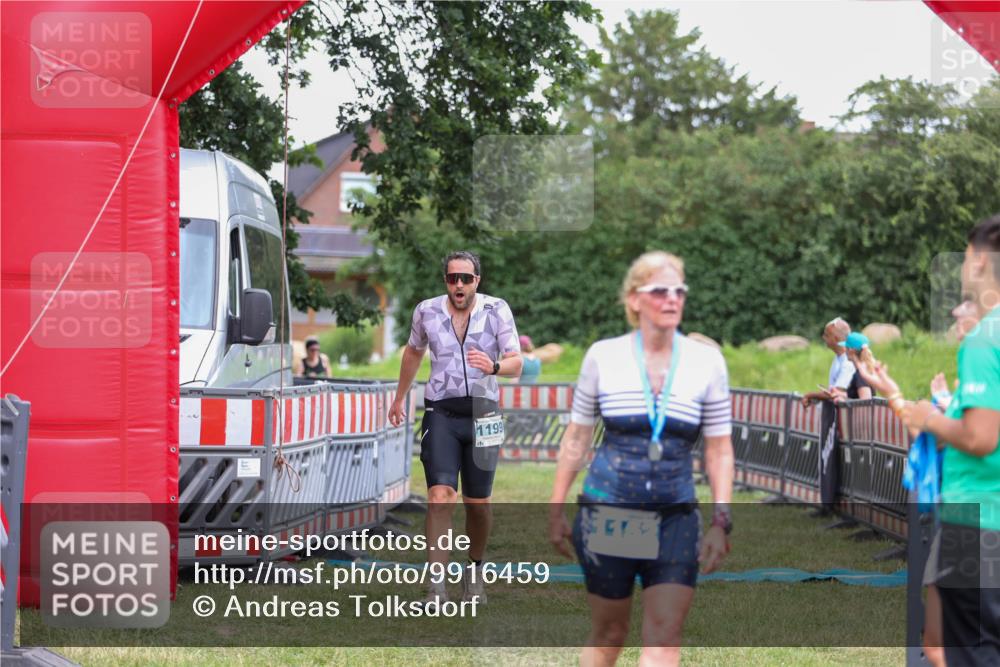 21.06.2026 - 29. Vierlanden-Triathlon Andreas Tolksdorf http://msf.ph/oto/9916459 21.06.2026 14:31:39 Ziel 1125, 1199, 1200 meine-sportfotos.de