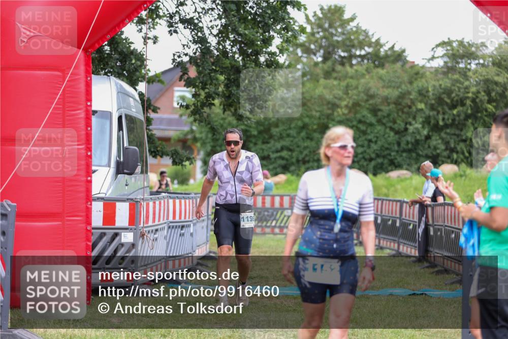 21.06.2026 - 29. Vierlanden-Triathlon Andreas Tolksdorf http://msf.ph/oto/9916460 21.06.2026 14:31:39 Ziel 1125, 1199, 1200 meine-sportfotos.de