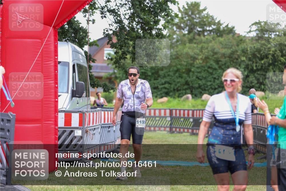 21.06.2026 - 29. Vierlanden-Triathlon Andreas Tolksdorf http://msf.ph/oto/9916461 21.06.2026 14:31:40 Ziel 1125, 1199, 1200 meine-sportfotos.de