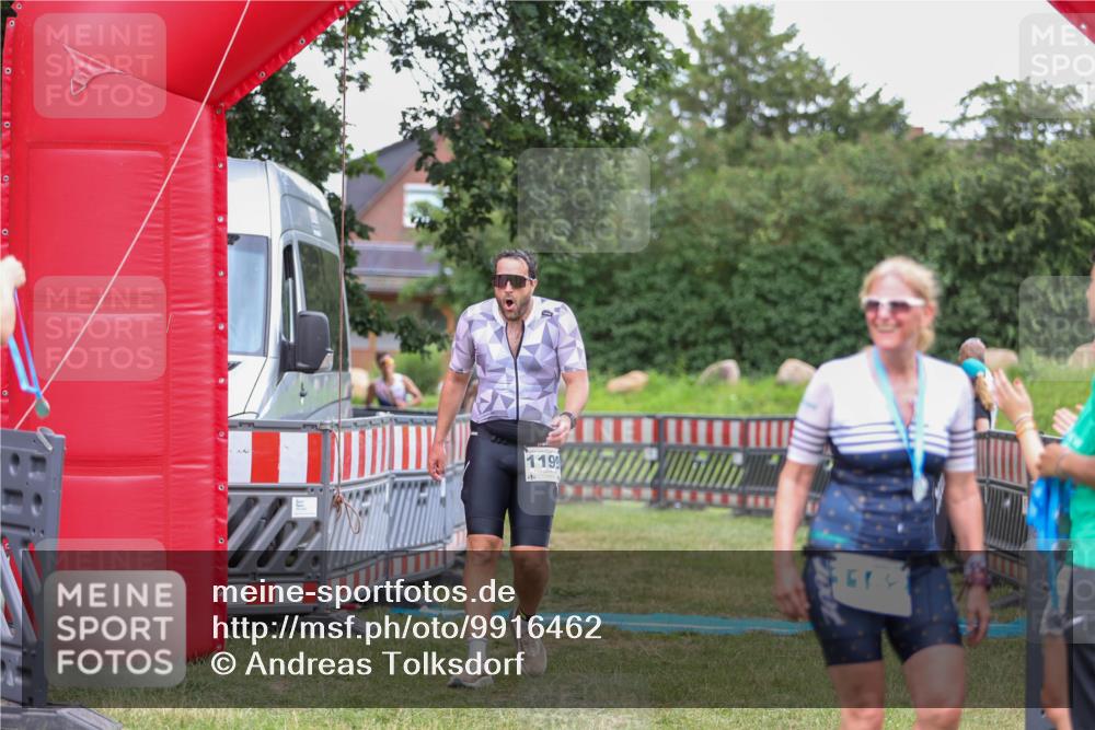 21.06.2026 - 29. Vierlanden-Triathlon Andreas Tolksdorf http://msf.ph/oto/9916462 21.06.2026 14:31:40 Ziel 1125, 1199, 1200 meine-sportfotos.de