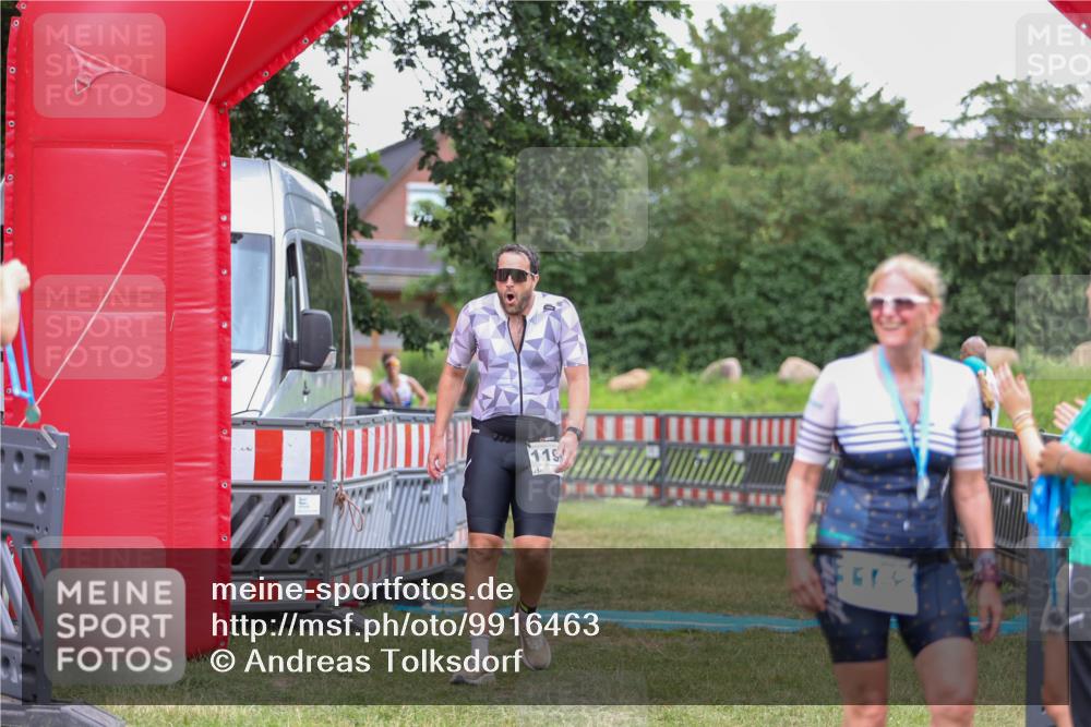 21.06.2026 - 29. Vierlanden-Triathlon Andreas Tolksdorf http://msf.ph/oto/9916463 21.06.2026 14:31:40 Ziel 1125, 1199, 1200 meine-sportfotos.de