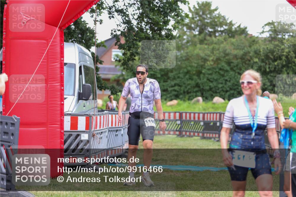 21.06.2026 - 29. Vierlanden-Triathlon Andreas Tolksdorf http://msf.ph/oto/9916466 21.06.2026 14:31:40 Ziel 1125, 1199, 1200 meine-sportfotos.de